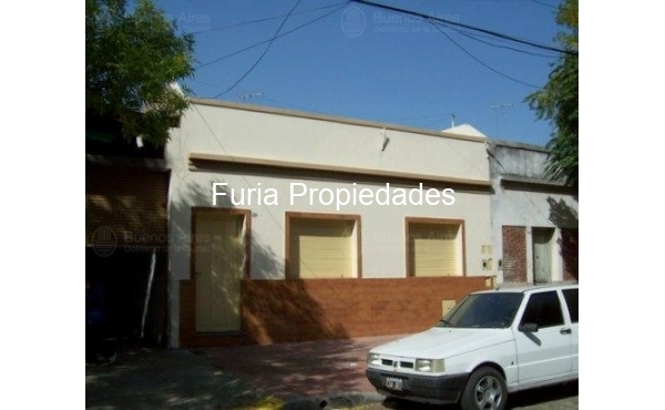 Casa de 3amb a refaccionar en lote propio con galpon en Villa Luro